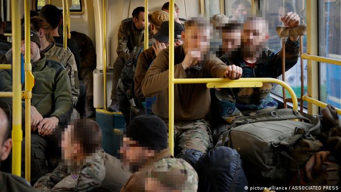 Soldados ucranianos heridos son evacuados de la planta de acero de Azovstal, en Mariúpol. (17.05.2022).