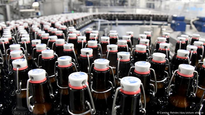 Especialistas da indústria cervejeira pedem que população devolva garrafas de vidro o mais rápido possível