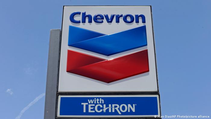 Das Chevron-Logo an einer Tankstelle in Texas