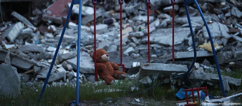 Ukraine-Krieg Charkiw | Kinderschaukel vor zerstörten Wohnhäusern