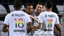 Fußball: Ligue 1, Frankreich, Montpellier HSC - Paris Saint-Germain, 37. Spieltag, im Stade de la Mosson: Lionel Messi (2.v.r.) von Paris Saint-Germain wird von Paris Saint-Germains französischem Stürmer Kylian Mbappe (2.v.l.) nach einem Tor bejubelt. +++ dpa-Bildfunk +++