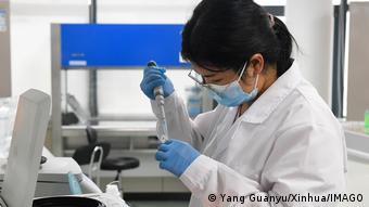 Китайская ученая-химик в лаборатории