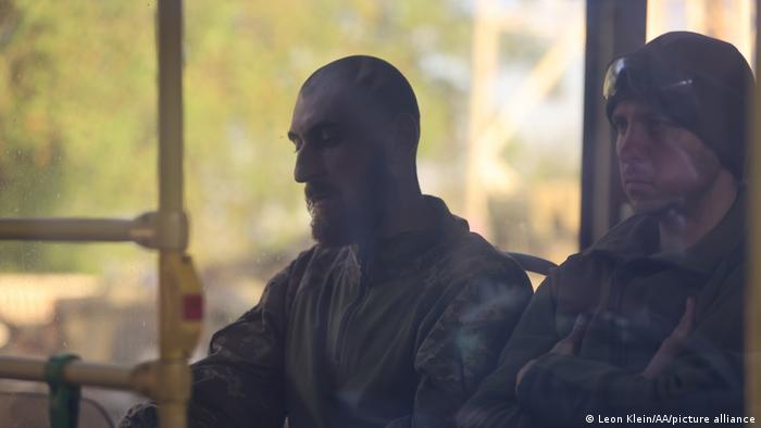 Ukraine-Krieg Mariupol | Abtransport von Kriegsgefangenen aus Asow-Stahlwerk