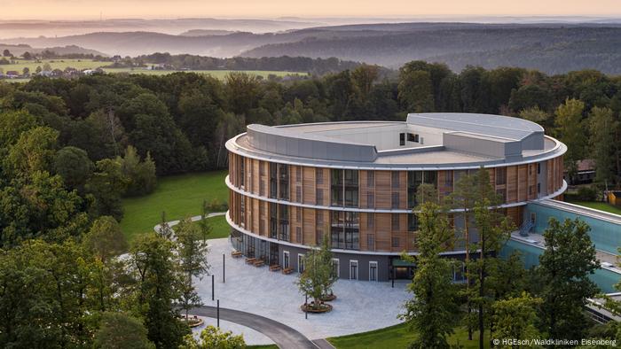 Das Bettenhaus der Klinik Eisenberg von Architekt Matteo Thun