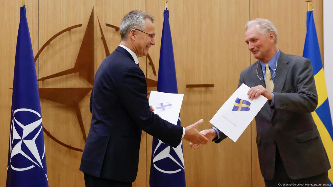 O secretário-geral da Otan, Jens Stoltenberg, recebe o pedido oficial de Axel Wernhoff, embaixador sueco na aliança.