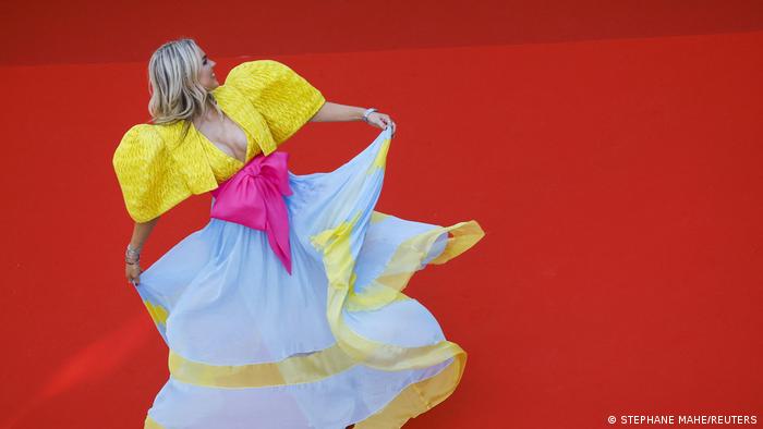 रंगीन पोशाक में ब्रिटिश गायिका और टेलीविजन स्टार टालिया स्टॉर्म. 