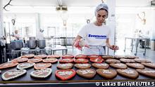 18.05.2022 *** Maria, a refugee from Mykolaiv in Ukraine, decorates gingerbread Oktoberfest hearts at the 'Zuckersucht' bakery in Aschheim near Munich, Germany, May 18, 2022. REUTERS/Lukas Barth REFILE - CORRECTING REFUGEE'S HOMETOWN