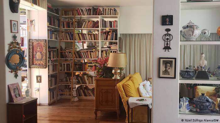 Estanterías llenas de libros en casa de Elena Poniatowska.