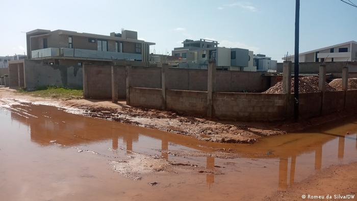 Apesar das consequências e inundações, as obras não param de crescer. Nesta imagem do bairro de Mapulene, podemos contemplar residências luxuosas que estão a ser erguidas. A areia vermelha tem sido a solução para criar uma estrutura sólida para o pavimento.
