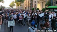 In Tbilisi versammelten sich Hunderte Journalisten um gegen das Gerichtsurteil über den Leiter des oppositionellen Fernsehsenders Mtavari Nikolos Gwaramia zu protestieren.
DW, Alexander Burakov, 18. Mai 2022
