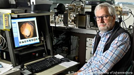 La piedra Hypatia podría ser la primera prueba tangible en la Tierra de una explosión de supernova de tipo Ia. El profesor Jan Kramers (foto) es el autor principal.