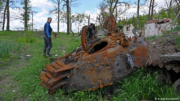 Ukraine I zerstörter Panzer im Dorf Mala Rogan, in der Nähe von Charkiw