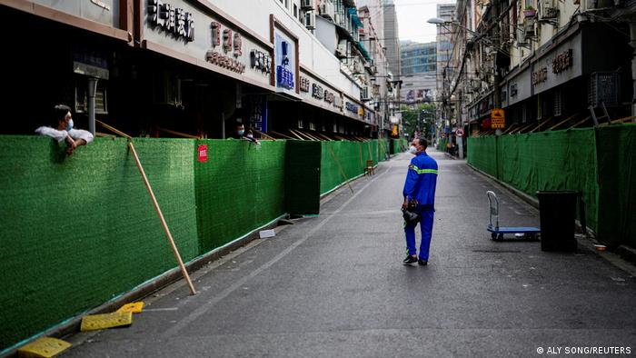 十一月份的官方PMI指标低于专家预期。图为封控管理期间上海的街道。