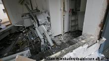 03.11.2021, Oberursel - Blick in eine Bankfiliale nach der Sprengung eines Geldautomaten. 