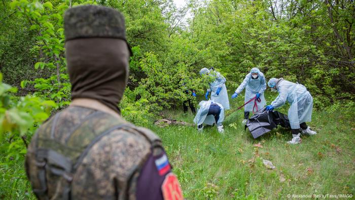 Ukraine-Krieg Lugansk | Ukrainische Kriegsgefangene bergen Leichen von Soldaten der ukrainischen Armee 