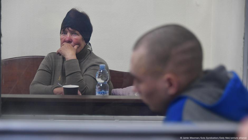 Вадим Шишимарин и вдова убитого им мужчины в киевском суде. Фото взято на сайте DW