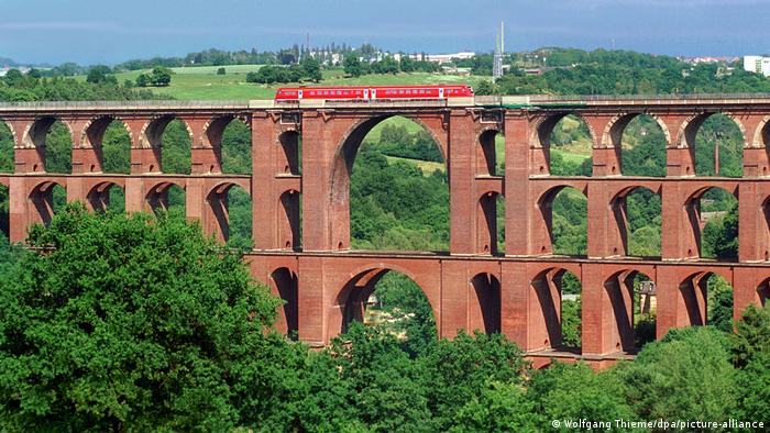 Почитателите на влаковете не бива да пропускат това преживяване: от Гера RB4 и RB2 преминават през внушителния виадукт Гьолцщал и стигат до град Хеб в Чехия. С дължина над 570 метра и височина около 70 метра това е най-големият тухлен мост в света. Построен е в средата на XIX век. 