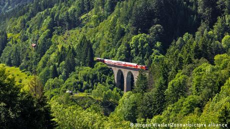 Само за девет евро на месец това лято (през юни, юли и август) ще може да се пътува из цяла Германия - с всички регионални влакове, автобуси, трамваи, както и с метрото. Това е чудесна възможност за пътешествие до планината Шварцвалд в югозападната част на страната.