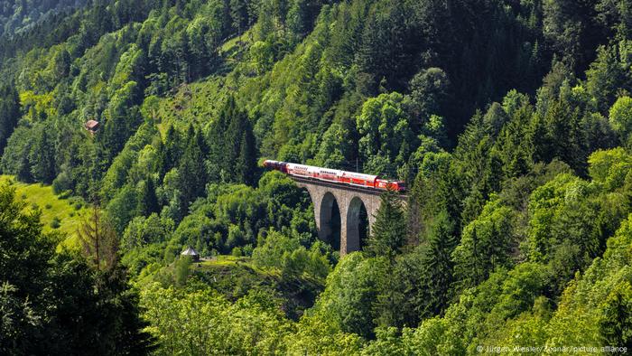 Un tren cruza el puente Ravenna en Höllental en la Selva Negra. 