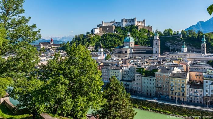 Une vue de la vieille ville de Salzbourg de l'autre côté de la rivière.