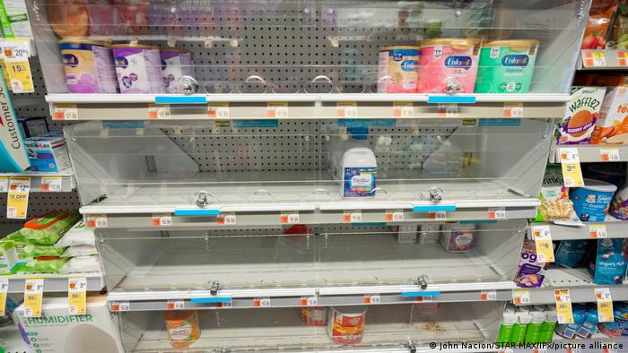 Ein nahezu leeres Regal für Babymilch in einem Laden in New York City