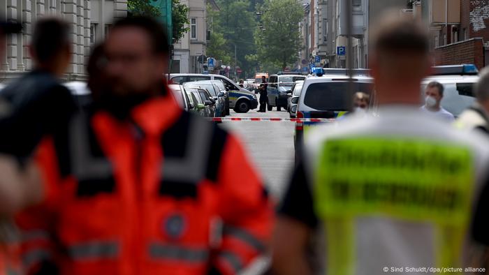 Operativo policial en la calle donde está la escuela secundaria Lloyd, en Bremerhaven. (19.05.2022).