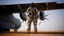 10/04/2022 Bundeswehrsoldaten sichern in Tillia während des Besuchs der deutschen Verteidigungsministerin den Airbus A400M der Luftwaffe. In Tillia bilden deutsche Soldaten nigrische Spezialkräfte aus. Die Bundeswehr ist in Niger an der UN-Mission Minusma und der EU-Ausbildungsmission EUTM beteiligt.