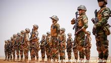 10/04/2022 Nigrische Spezialkräfte, die von der Bundeswehr ausgebildet werden, stehen für die militärischen Ehren in Tillia für die deutsche Verteidigungsministerin bereit. Die Bundeswehr ist in Niger an der UN-Mission Minusma beteiligt. +++ dpa-Bildfunk +++