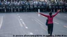 28.03.2021 Eine Frau geht auf eine Reihe von Bereitschaftspolizisten zu während einer Demonstration. Mehr als 90 pro-demokratische Demonstranten wurden während eines Protestes vor dem Regierungsgebäude von der Polizei festgenommen. Die Demonstranten fordern die Freilassung der inhaftierten pro-demokratischen Anführer, die Abschaffung des Paragraf 112, der Majestätsbeleidigung behandelt, und den Rücktritt vom thailändischen Ministerpräsidenten Chan-o-cha. +++ dpa-Bildfunk +++