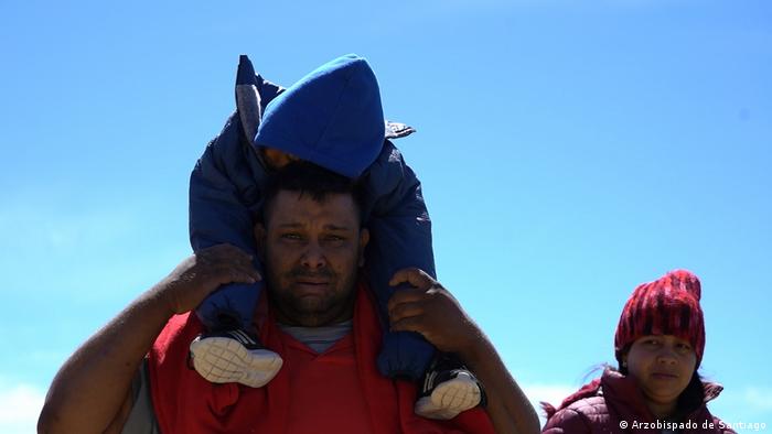 Pareja de migrantes con su hijo.