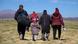 Una familia migrante camina rumbo a Colchane. Una familia migrante camina rumbo a Colchane.