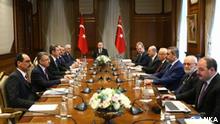 Erdogan in der Sicherheitsratssitzung mit Adnan Tanrıverdi (mit weisse Bart, rechts) Gründer von SADAT und Ex-Berater von Erdogan Copyright: Anka, Nachrichten Agentur - Rechtefrei für uns
via H. Schenk