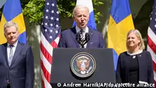 Joe Biden (M), Präsident der USA, spricht im Rosengarten des Weißen Hauses in Anwesenheit von Magdalena Andersson (r), Ministerpräsidentin von Schweden, und Sauli Niinisto (l), Präsident von Finnland. Bei dem Treffen in der US-Hauptstadt Washington sollte es vor allem um die Nato-Bewerbungen der beiden nördlichen EU-Staaten gehen, die vorerst von der Türkei blockiert werden. +++ dpa-Bildfunk +++
