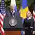 جو بایدن (وسط)، رئیس جمهوری آمریکا در نشست خبری پس از دیدار با ماگدالنا آندرسون (راست)، نخست‌وزیر سوئد و سائولی نینیسته، نخست‌وزیر فنلاند