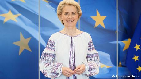 Знак на солидарност: Претседателката на Европската комисија, Урсула фон дер Лајен во украинска народна носија