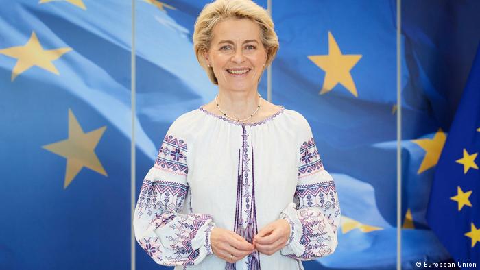 La Presidenta de la Comisión Europea, Ursula von der Leyen, con una blusa tradicional ucraniana.