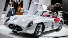 Die Models Vivien (l-r), Marcel und Maret stehen am 05.04.2017 in Essen (Nordrhein-Westfalen) bei der Techno Classica für Oldtimer und Youngtimer vor einem Mercedes Benz 300 SLR Uhlenhaut-Coupe (W 196 S) von 1955. Die Weltmesse findet vom 05. bis 09. April statt. (zu dpa «Weltgrößte Oldtimermesse in Essen eröffnet - Handel zur Geldanlage» vom 05.04.2017) Foto: Marcel Kusch/dpa ++ +++ dpa-Bildfunk +++