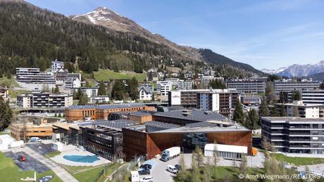 Davos 2022: Handshakes of the powerful in the shadow of war