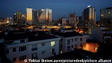 Hochhäuser bei Nacht in Istanbul, Türkei. September 2018 // Skyline in the night in Istanbul, Turkey. September 2018 - 20180906_PD21730