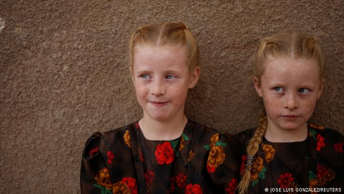 Менонитите в Мексико са потомци на германски и швейцарски преселници. Традиционнно те раждат по много деца - някои семейства имат по повече от десет деца. Докато мъжете са заети със земеделие, жените се грижат за децата, домакинството, добитъка и градината. 