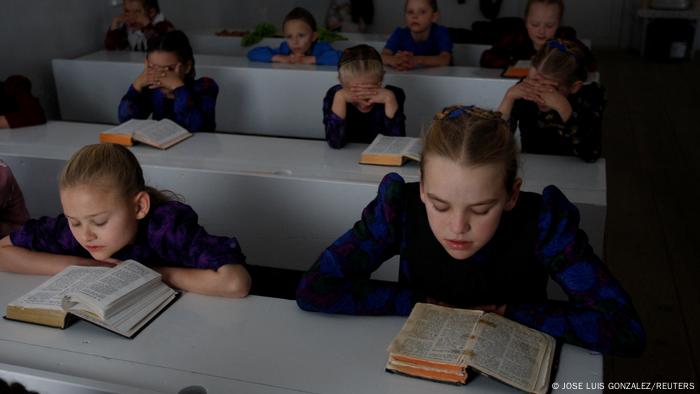 Al igual que los hombres y las mujeres se sientan por separado en las iglesias los domingos, las niñas y los niños se sientan de igual manera en el aula de la escuela. Las lecciones son predominantemente religiosas. Desde escuelas hasta tiendas de cualquier tipo, los menonitas han construido casi todo lo que necesitan para sí mismos dentro de los límites de sus propias comunidades.