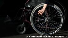 Menschen mit Behinderungen haben im Iran mit vielen Problemen zu kämpfen. Einschließlich des Fehlens städtischer Einrichtungen für den Transit, der Nichtbeschäftigung von Menschen mit Behinderungen entgegen der Existenz von Gesetzen für ihre Beschäftigung.