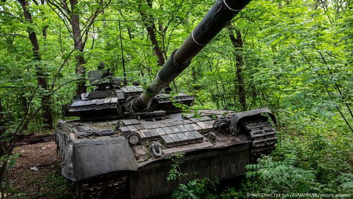 Украинский танк в лесу на линии обороны в Донецкой области, 19 мая 2022 года