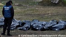 Ermittler bei der Exhumierung von Leichen eines Massengrabes in Butscha