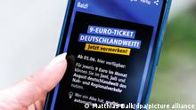 In der App der Münchner Verkehrsgesellschaft mbH (MVG) wird auf das 9-Euro-Ticket hingewiesen. Die 9-Euro-Tickets sollen bundesweit Fahrten im Nah- und Regionalverkehr für jeweils 9 Euro im Monat ermöglichen.