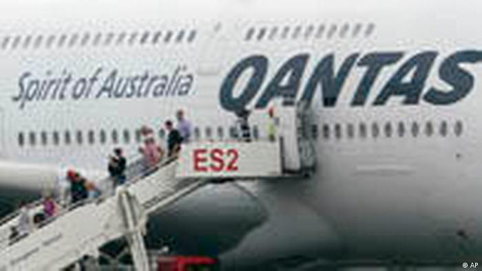 Qantas Grounds A380 Planes After Midair Engine Failure World Breaking News And Perspectives From Around The Globe Dw 04 11 2010