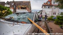 Eine Dachlatte steckt in der Windschutzscheibe eines parkenden Autos. Ein Unwetter hat auch in Paderborn große Schäden angerichtet. +++ dpa-Bildfunk +++