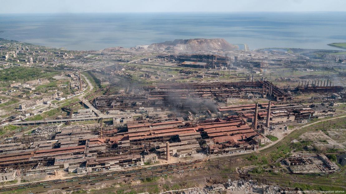 Drohnenaufnahmen des Stahlwerks in Mariupol, aus dem schwarzer Rauch aufsteigt; im Hintergrund das Meer Drohnenaufnahmen des Stahlwerks in Mariupol, aus dem schwarzer Rauch aufsteigt; im Hintergrund das Meer