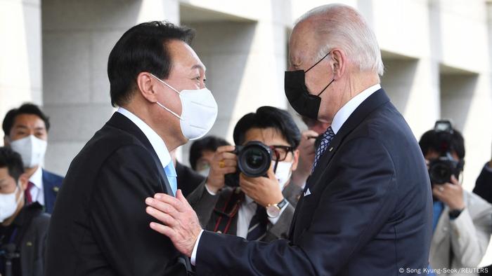 Há apenas duas semanas no cargo, presidente sul-coreano, Yoon Suk-yeol, recebeu Biden em Seul