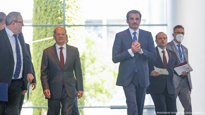 المستشار الألماني أولاف شولتس وعلى يساره أمير قطر الشيخ تميم بن حمد آل ثاني- برلين في 20 مايو/ ايار 2022